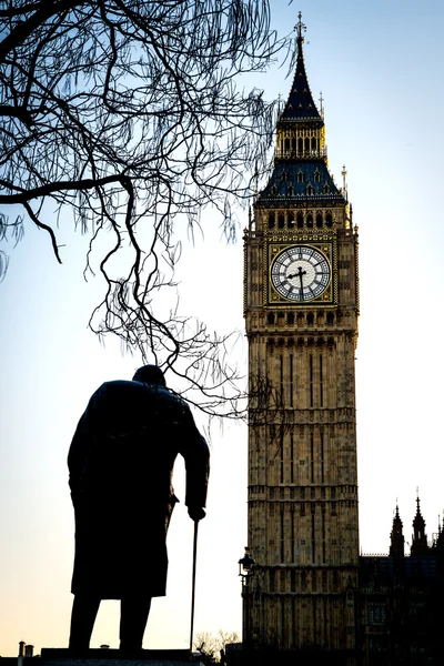 Big Ben e Sir Winston Churchill a Westminster a Londra — Foto Stock