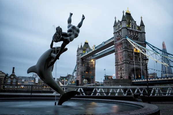 London Tower Bridge attraverso il Tamigi — Foto Stock