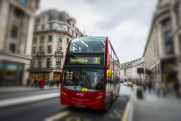 Знаменитый красный маршрутчик в Лондоне — стоковое фото