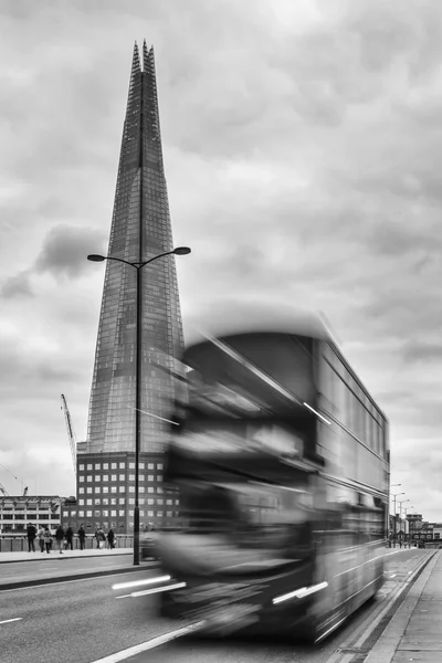 O fragmento do arranha-céu de vidro perto da ponte de Londres — Fotografia de Stock