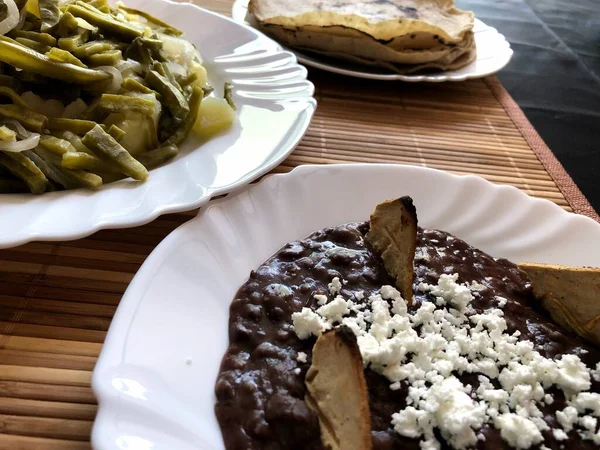 自宅で作るおいしい伝統的なメキシコ料理 — ストック写真