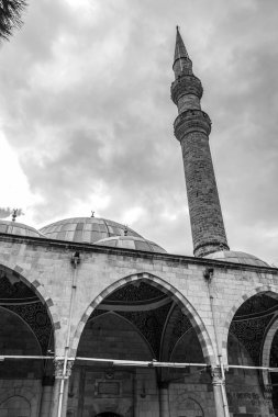 Bir cami üzerinde fırtına