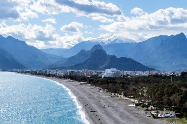 Antalya'da deniz kenarında