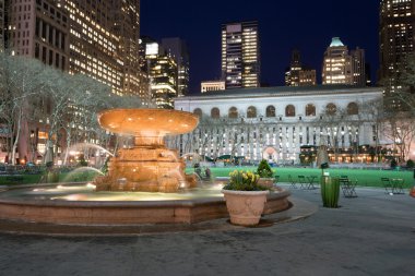 Çeşme önünde New York Halk Kütüphanesi