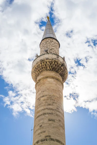Minarete entre nubes — Foto de Stock