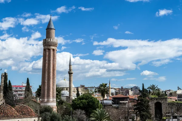 Mezquita y minarete en Antalya — Foto de Stock