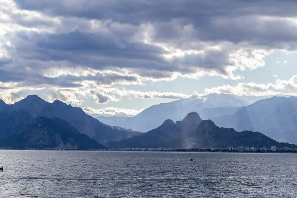 Luz entre las nubes — Foto de Stock