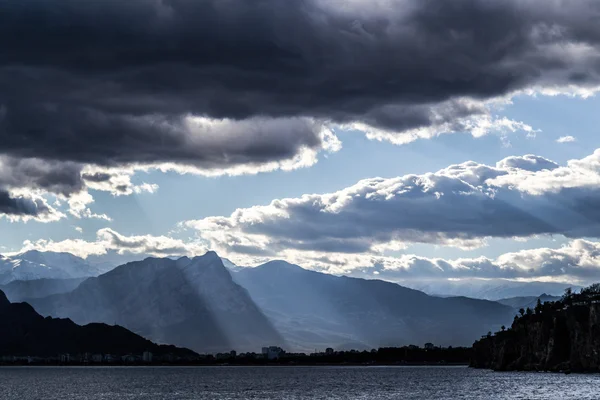 Feixes de luz em Antalya — Fotografia de Stock