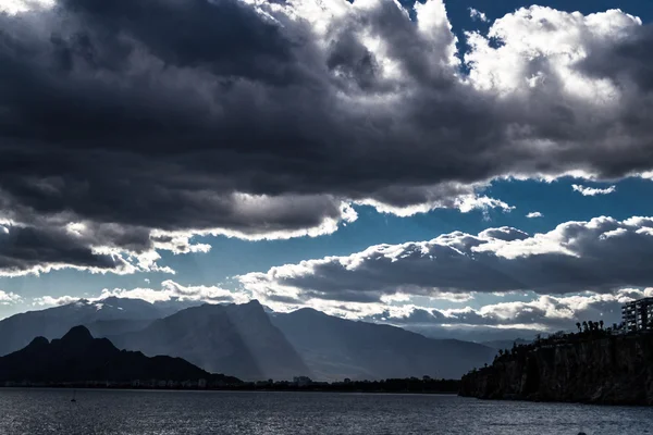 Nuvens e feixes de luz — Fotografia de Stock