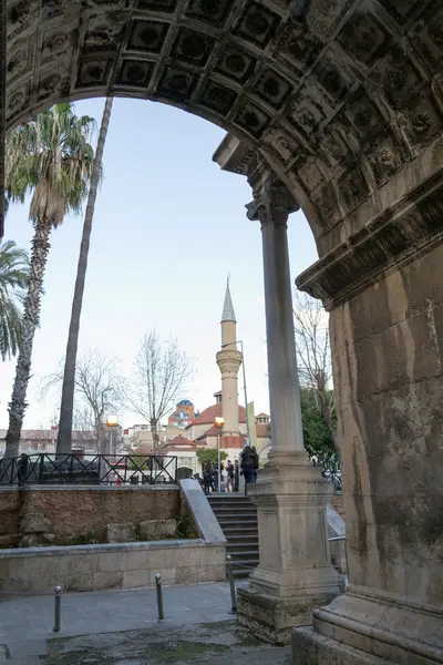 Puerta romana junto a una mezquita — Foto de Stock