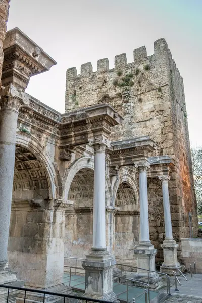 Defensieve toren door de poort van Hadrianus — Stockfoto