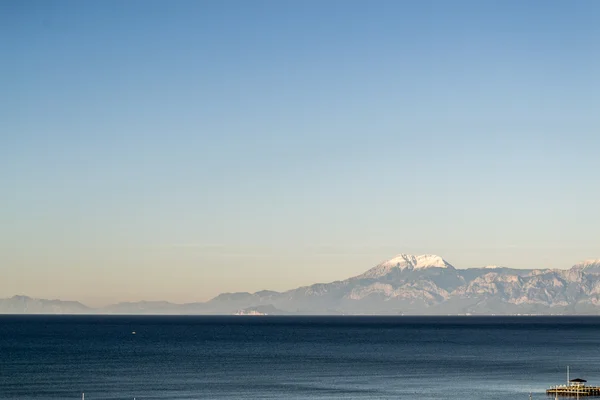 Montañas cubiertas de nieve en Antalya — Foto de Stock