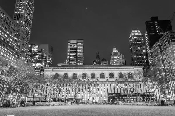 Публичная библиотека Нью-Йорка в чёрном и белом цвете — стоковое фото