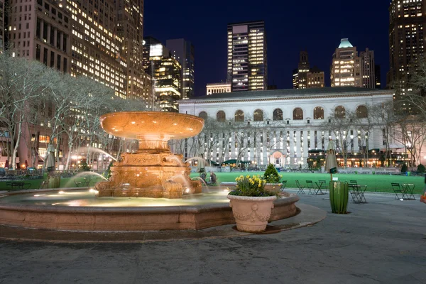 喷泉在纽约公共图书馆 — 图库照片