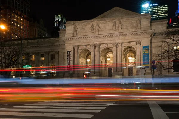 Carros em movimento em frente à NYPL — Fotografia de Stock