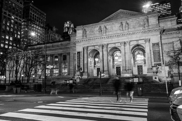 Caminhando pela NYPL em preto e branco — Fotografia de Stock