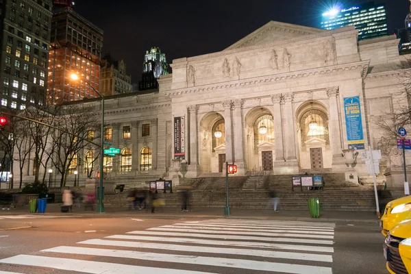 Night walk by the NYPL — Stock Photo, Image