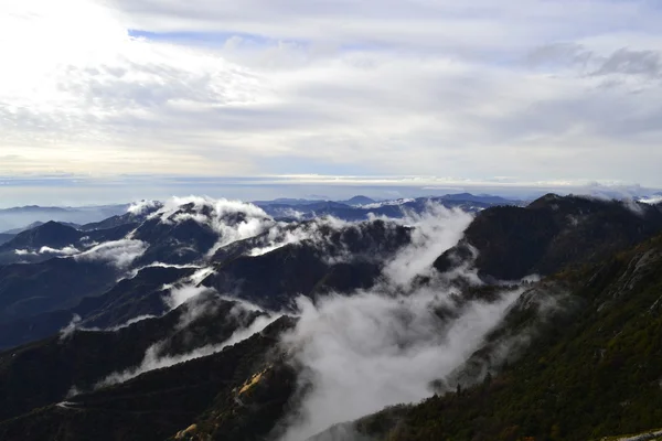 Nuages au sommet des montagnes — Photo