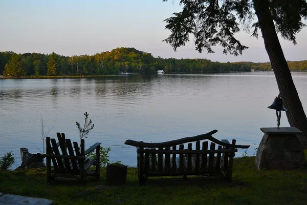 Bänk vid en sjö — Stockfoto