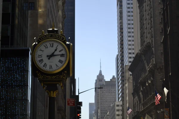 Kontrolle der Uhrzeit auf der 5th Avenue — Stockfoto