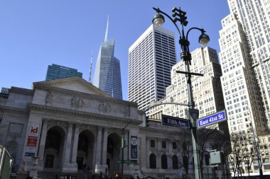 NY Halk Kütüphanesi cephesi ile arka planda Bryant park