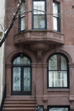 Ues içinde bina kireç taşı