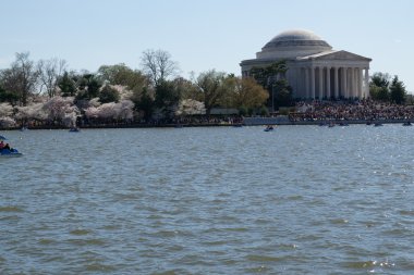 Thomas Jefferson Memorial çiçekler tarafından