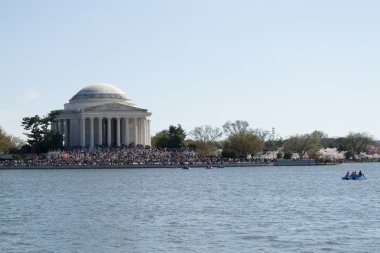Thomas Jefferson Memorial gözlemleyerek