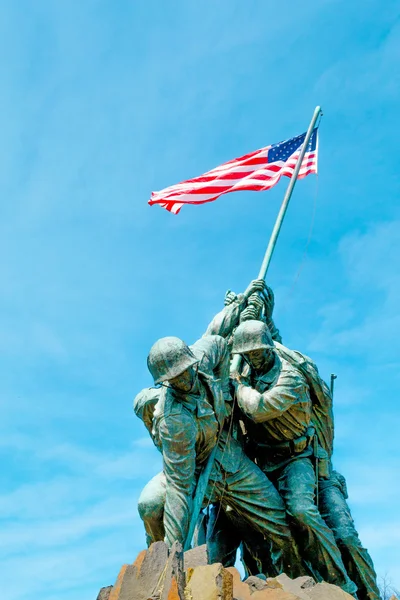 Deniz Kuvvetleri Savaş Anıtı mavi gökyüzü altında