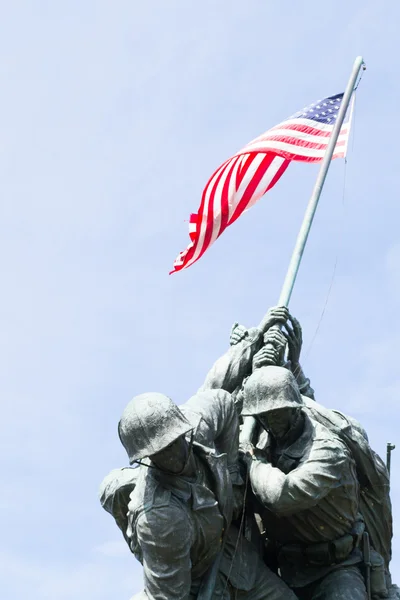 Солдаты с американским флагом — стоковое фото