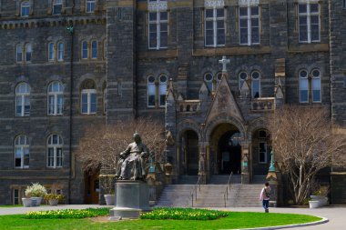 John Carrol Georgetown Üniversitesi önünde