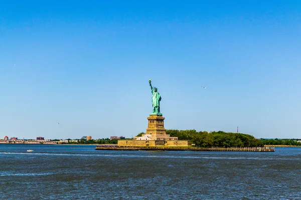 Passing by the statue of Liberty — Stock Photo, Image