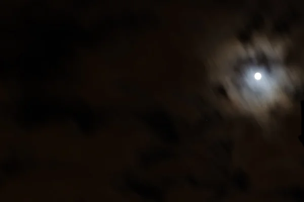 Покрывая луну — стоковое фото