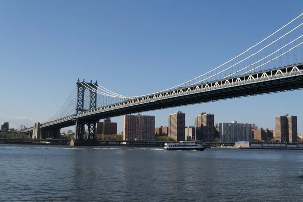 Mahnhattan bridge from the water — Stock Photo, Image