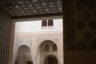 Alhambra bir mahkemede doğru yürüyüş