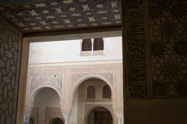 Walking towards a court in Alhambra — Stock Photo, Image