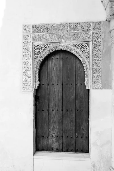 Zwart-wit deur in Alhambra — Stockfoto