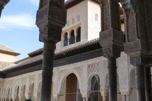 Between columns at Alhambra — Stock Photo, Image