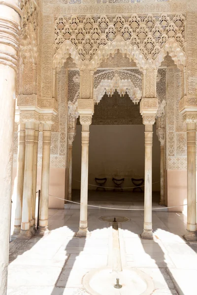 Fountain and columns in Alhambra — Stock Photo, Image