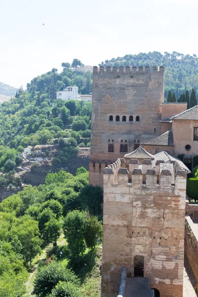 Alhambra op de top van de heuvel — Stockfoto