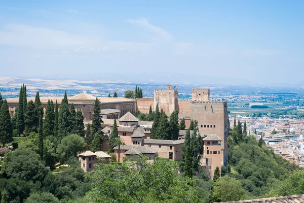 La Alhambra y las montañas — Foto de Stock