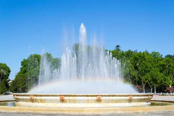Arco iris en la fuente cuadrada de España — Foto de Stock