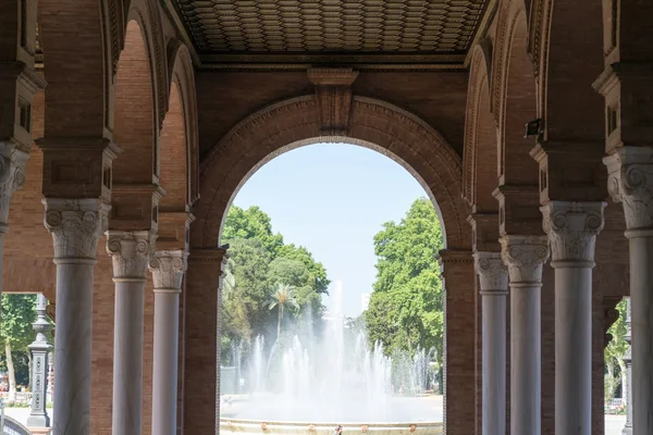 Fuente entre columnas — Foto de Stock