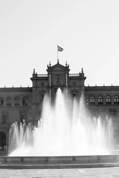 Spain square fountain in black and white — Stock Photo, Image