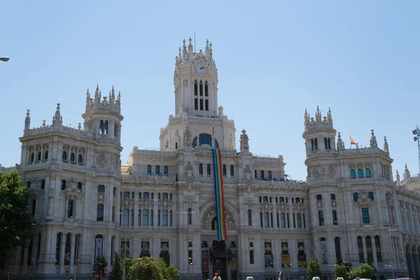 Eşcinsel gurur bayrak Madrid Belediye Binası — Stok fotoğraf