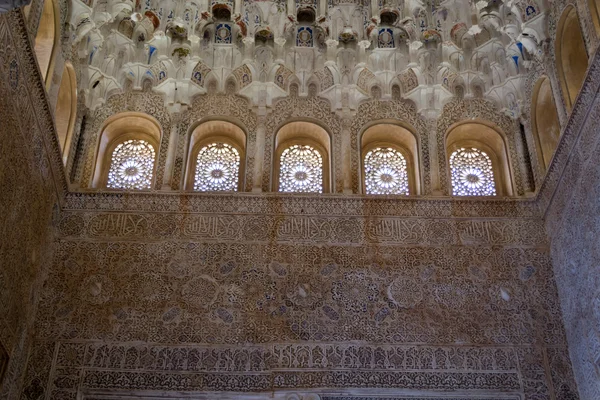 Ventanas junto al celling en Alhambra — Foto de Stock