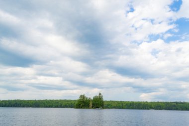 Bulutlar üzerinde ördek Gölü