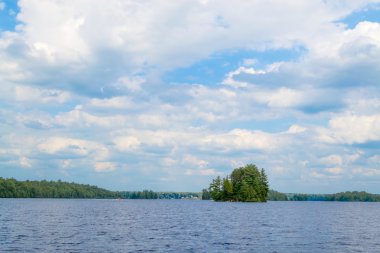 Ördek Gölü bulutlar arasında