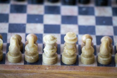 Beyaz tarafı bir satranç oyunu