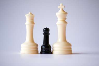Siyah piyon üzerinde beyaz bir monarşi